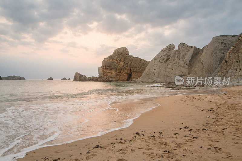 Portio海滩在Liencres, Cantabria，西班牙